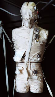 Американский анатомически-подобный человеку пластиковый манекен Phantom Torso, он же Fred, начинён 350 датчиками радиации. Не раз летал на шаттлах, а теперь — на МКС