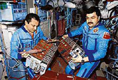 Космонавты Муса Манаров (справа) и Владимир Титов на борту орбитальной космической станции "Мир" (1988 год)