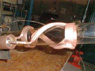 Геликоновая антенна с проходящей сквозь нее кварцевой трубкой